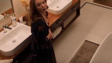 Noir kimono à fleurs rouges portés par Dorothy Turner (Lauren Ambrose) Serviteur 