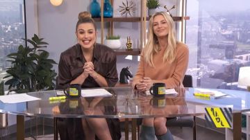 R13 Mini falda de mezclilla usada por Morgan Stewart en E! Noticias noviembre 6, 2019