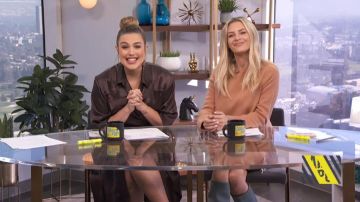 Yeezy Wedge Knee High Boot en Verde Bálsamo usado por Morgan Stewart en E! Noticias noviembre 6, 2019