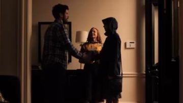 Manches longues jaune et marron haut en soie porté par Dorothy Turner (Lauren Ambrose) Serviteur 