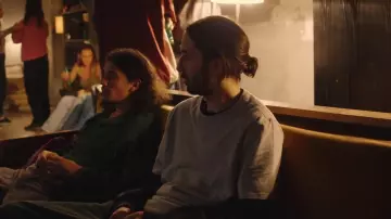 T-shirt gris oversize porté par Lomepal dans Lomepal - Regarde-moi (Clip officiel)