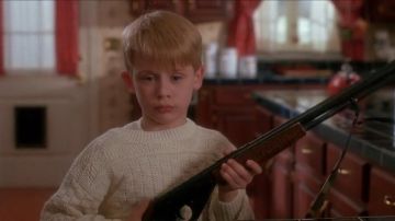 The pull white braid of Kevin (Macaulay Culkin) in Mom, I missed the plane !