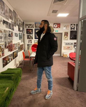 La pareja de Yeezy 700 de La Fouine en su cuenta de Instagram @lafouine78