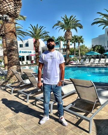 The white t-shirt Balenciaga to The Weasel on his account Instagram @lafouine78