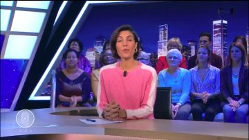 El suéter con bandas rosas de Alessandra Sublet en C'est Canteloup el 07.11.2019