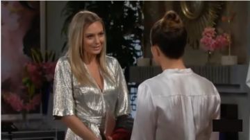 Galvan la Lumière de l'Or Métallique Combinaison portée par Abby Newman (Melissa Ordway) comme on le voit sur les Jeunes et Les Agités du 6 novembre 2019