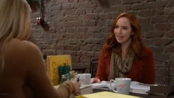 Astr L'Étiquette Rouillé Tan Suede Moto Veste portée par Mariah Copeland (Camryn Grimes) comme on le voit sur les Jeunes et Les Agités du 6 novembre 2019