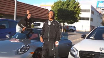 Logotipo negro de Amiri bordado en cuero bomber jacket de Rich the Kid en el video musical Rich The Kid - 4 Teléfonos [Video Musical Oficial]