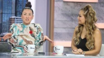 Vestido de H&M con cuello de pie usado por Lainey en The Loop 5 de noviembre de 2019