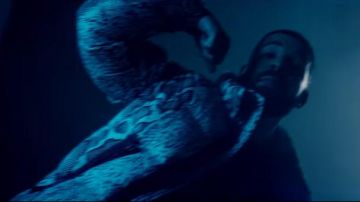 Tom ford Snakeskin-Print Puffer Jacket usado por Drake en el video de YouTube Drake - Nice For What