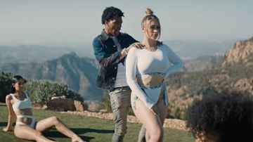Chaqueta de mezclilla impresa amiri usada por Lil Baby en el video de YouTube Lil Baby x Gunna - "Drip Too Hard" (Video musical oficial)