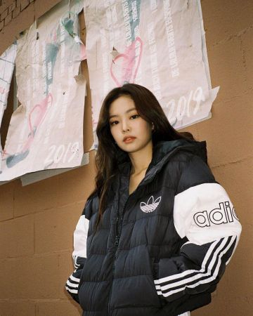 La doudoune noire et blanche logo Adidas de Jennie Kim sur le compte Instagram de @jennierubyjane