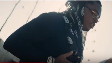 Alexander mcqueen Skull Print Scarf usado por Gunna en el video de YouTube Lil Baby x Gunna - "Drip Too Hard" (Video Musical Oficial)