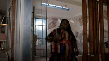 Tory Burch Multi Striped Bag usado por Becky (Gabourey Sidibe) en Empire Temporada 06 Episodio 05