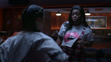 Akira White and Pink Embellished Lip Tee usado por Porsha (Ta'Rhonda Jones) en Empire Season 06 Episoe 05