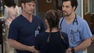 Un noir de montre-bracelet porté par Andrew Deluca (Giacomo Gianniotti) comme vu dans grey's Anatomy (S15E09)