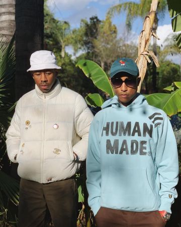 L'homme a fait la Lumière Bleue de la Pizza fenêtre pop-over à Capuche de Pharrell Williams sur l'Instagram account @pharrell
