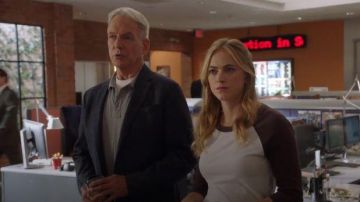 Camiseta de béisbol blanca y púrpura de LA NSF usada por Ellie Bishop (Emily Wickersham) en NCIS Temporada 17 Episodio 06