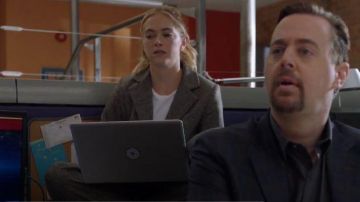 Theory Dark Grey Felt Blazer usado por Ellie Bishop (Emily Wickersham) en NCIS Temporada 17 Episodio 06
