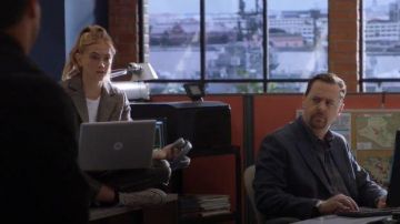 Theory Grey Pantalones usados por Ellie Bishop (Emily Wickersham) en NCIS Temporada 17 Episodio 06
