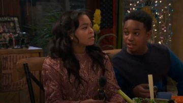 Câble Tricot Chandail porté par Navia Robinson dans le Corbeau de la Maison Saison 03 Episode 13