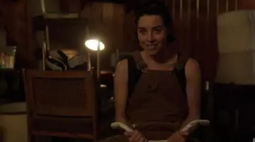 La salopette marron de Lenny Busker (Aubrey Plaza) dans Legion S01E01