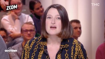 La blouse bleu marine imprimé chaines en or portée par Valentine Oberti dans Quotidien du 6 novembre 2019