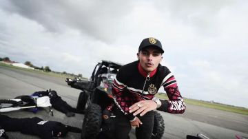 Le sweatshirt zippé rouge et noir Horspist de RK dans le clip Woin Woin de Larry