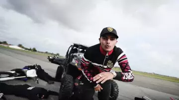 The sweatshirt zipped in black and red Horspist of RK in the clip Woin Woin Larry