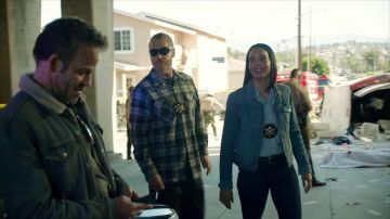 La veste en Jean col moutonné porté par Stephen Dorff dans le trailer de Deputy porté par Bill Hollister Stephen Dorff dans la vidéo Deputy 