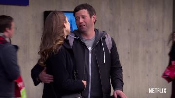 Chaqueta Triumph azul usada por Matt (Brent Morin) en Merry Happy Whatever (S01)
