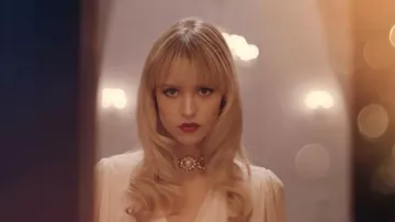 Le collier ras de cou en perles nacrés blanc bijoux de Angèle dans Angèle - Oui ou Non [CLIP OFFICIEL]