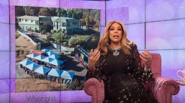 Vestido negro de H&m usado por Wendy Williams en The Wendy Williams Show 7 de noviembre de 2019