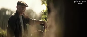 The flat cap worn by Jean-Luc Picard Patrick Stewart in the series Star Trek : Picard 