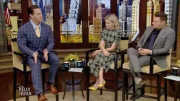 Bomba Amina Muaddi Giorgia usada por Elizabeth Banks en VIVO con Kelly y Ryan 7 de noviembre de 2019