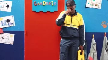 Veste de survêtement Sergio Tacchini bleu marine et jaune portée par Soprano dans Soprano - Papa Sopra (Clip officiel)