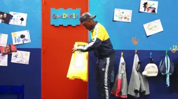 Pantalon de survêtement Sergio Tacchini à bandes blanches porté par Soprano dans Soprano - Papa Sopra (Clip officiel)