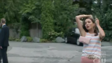 Alice + olivia An­tonel­la Sleeve­less Sweater worn by Bess (Maddison Jaizani) in Nancy Drew Season 01 Episode 05