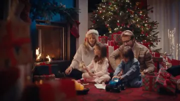 Le pull blanc loose col roulé de Angèle dans Angèle - Oui ou Non [CLIP OFFICIEL]