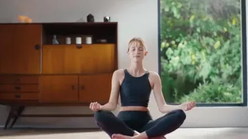 Le crop top brassière noir de Angèle dans Angèle - Oui ou Non [CLIP OFFICIEL]