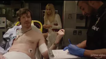 Blanc dentelle robe portée par Yasmine (Sofia Boutella) dans l'Amour Moderne (S01E05)