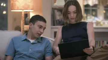 Le t-shirt carré noir de Casey Garner (Brigette Lundy-Paine) dans Atypical