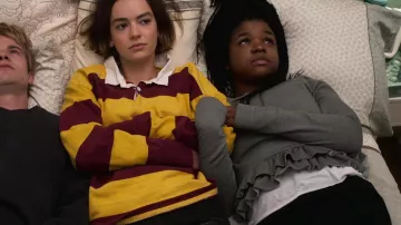 Le polo à bandes bordeaux et jaunes Gap de Casey Gardner (Brigette Lundy-Paine) dans Atypical (S02E02)
