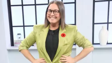 Zara But­toned Satin Eef­fect Blaz­er worn by Jess on The Loop November 7, 2019