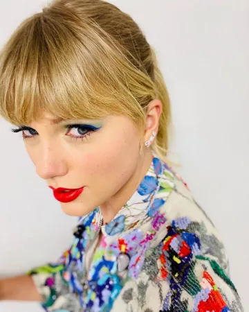 Apm Mono Sil­ver Smile Ear­ring worn by Taylor Swift Instagram November 7, 2019