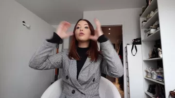 La veste à carreaux portée par EnjoyPhoenix dans la vidéo Instagram contrôle ma journée au bureau ! (+GIVEAWAY)