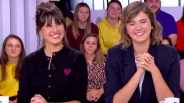 El cárdigan negro en bordado de lana coloreado en forma de corazón Love es todo de Emilie Papatheodorou en Clique