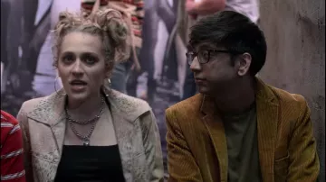 Veste en simili serpent de Gretchen (Allie Rae Treharne) dans Atypical (S03E05)