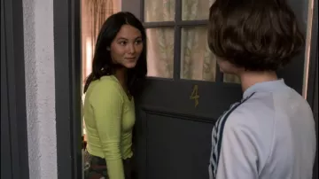 Top mesh neon green of Izzie (Fivel Stewart) in Atypical (S03E06)