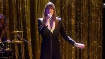 Le blazer à empiècements contrastants de Clara Luciani dans NRJ Music Awards le 09.11.2019